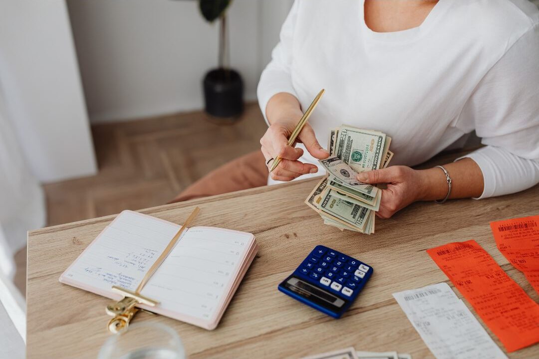 stay at home mom using positive affirmations to build her financial confidence