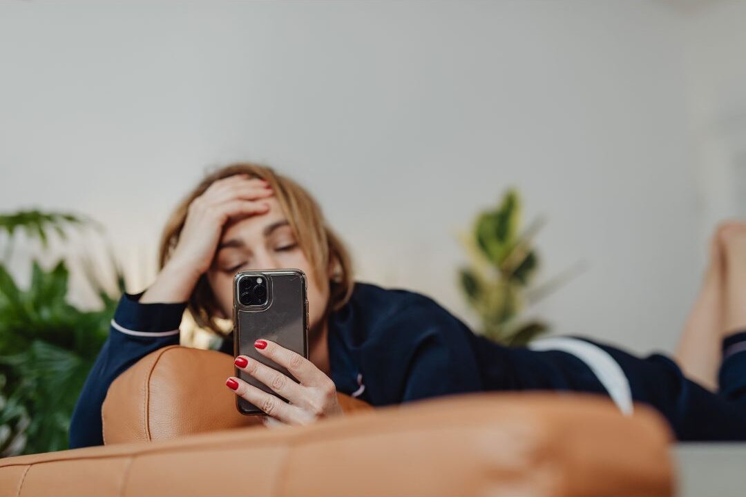 woman comparing herself to others one of the habits secretly keeping her stressed every day