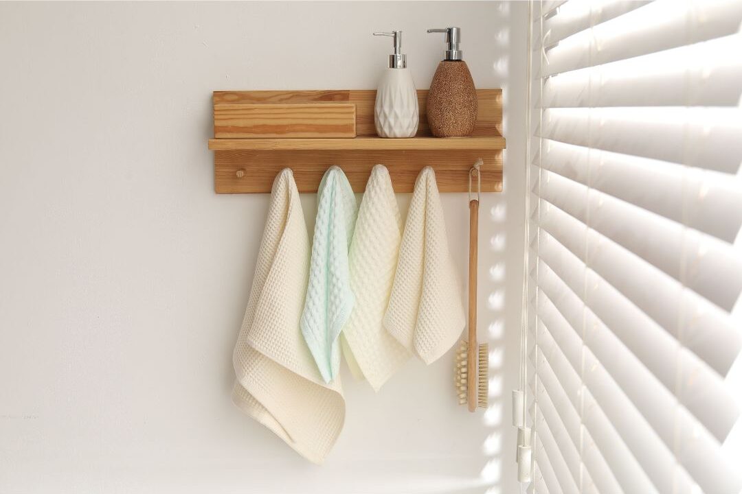 hanging towels properly on hooks to dry cleanly