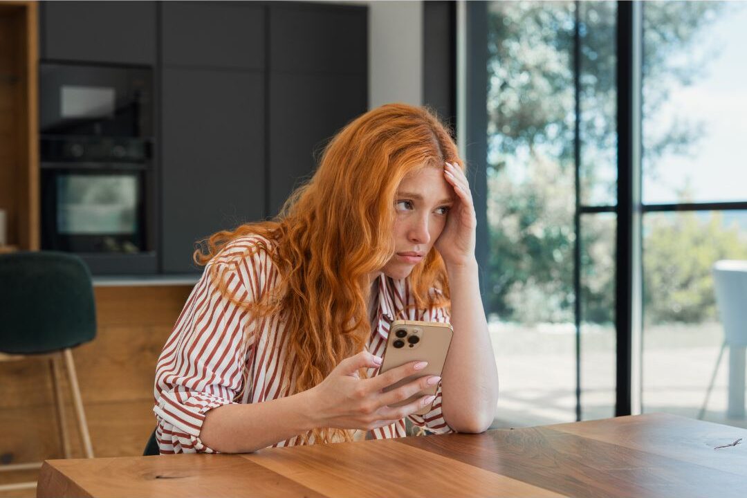 how to stop comparing yourself to other moms while scrolling on a phone