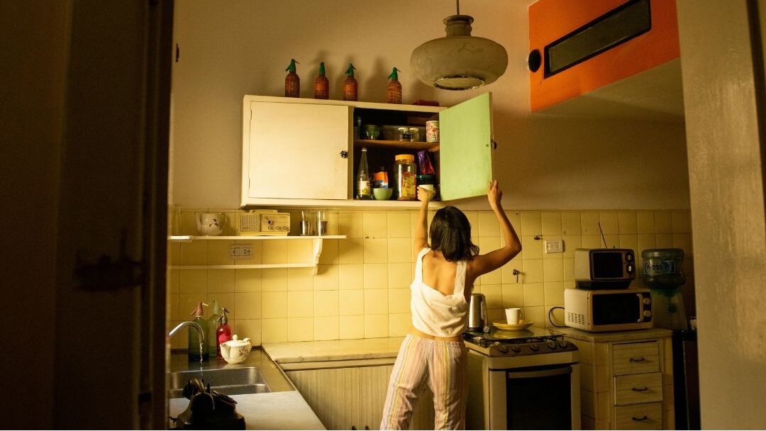stay at home mom preparing the night before to ease her morning routine