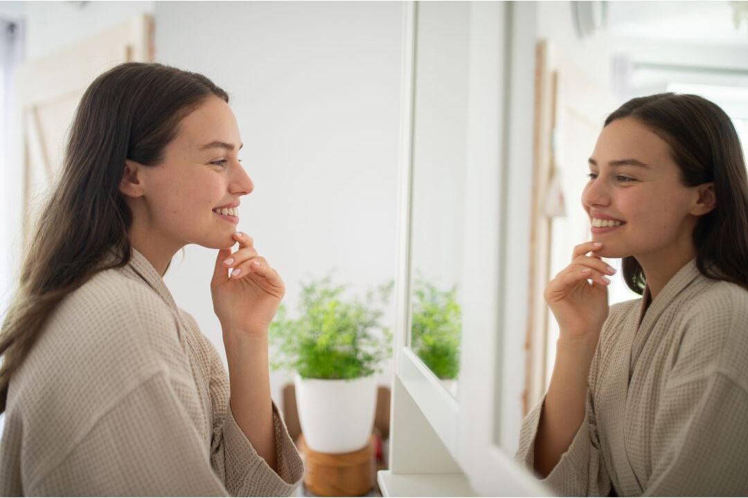stay at home mom practicing positive affirmations for a confident mindset