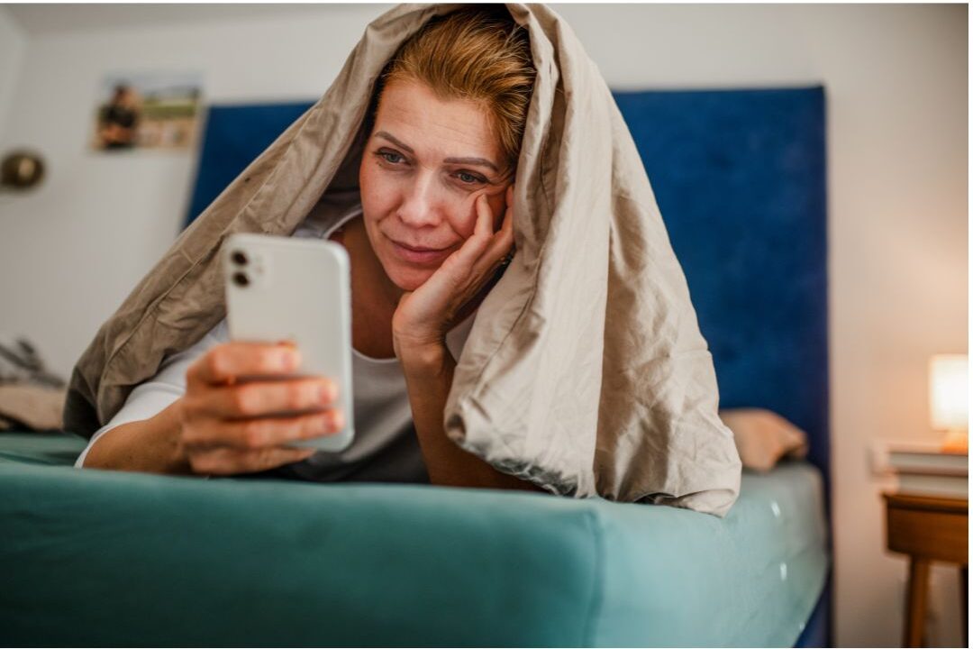 woman scrolling social media without intention one of the habits secretly keeping her stressed