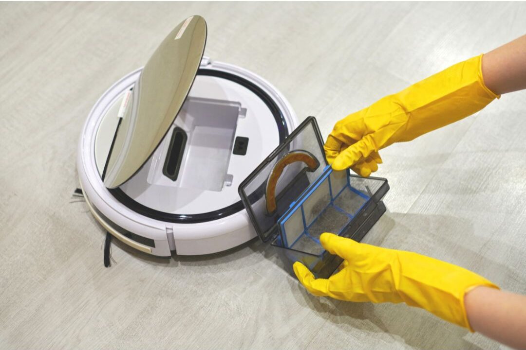cleaning the vacuum cleaner to stop it spreading odors that make a home always smell bad