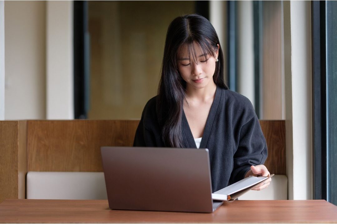 woman reviewing laptop stats with coffee in a cozy living space learning the key things I wish I knew before starting my first side hustle