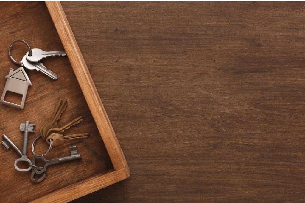wooden entryway table with neat leather catch-all tray holding keys