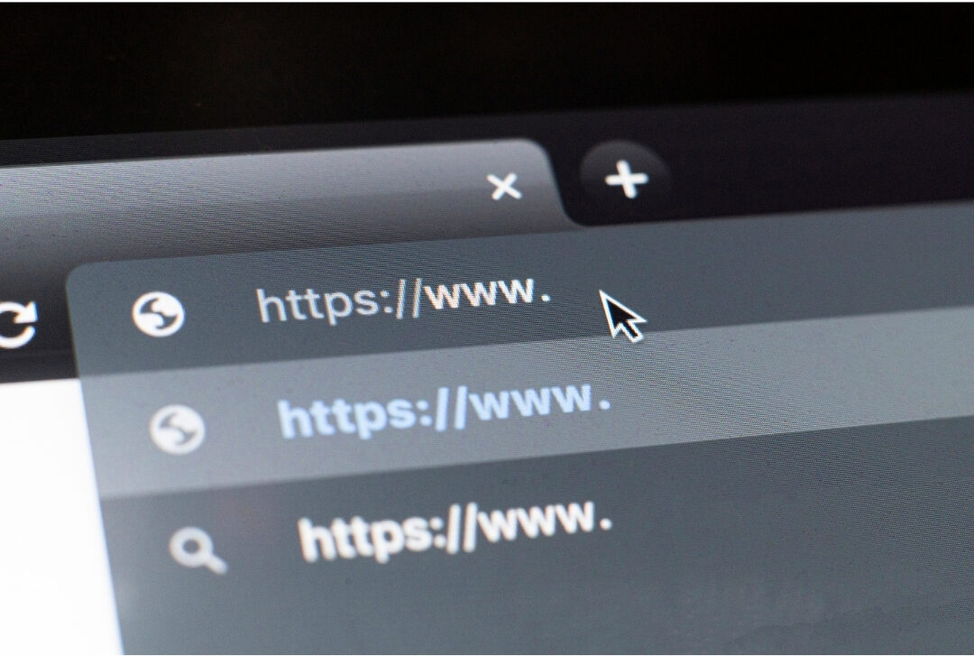 laptop screen showing clean single active browser tab on organized desk eliminating tab overload